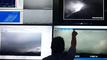 Petugas BPPTKG tengah melakukan pemantauan Gunung Merapi.