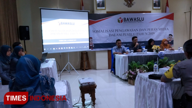 Dialog antara awak media dan Bawaslu Kota Probolinggo. (FOTO: Happy L. Tuansyah/TIMES Indonesia)