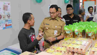 Gubernur DKI Jakarta Anies Baswedan (Tengah).