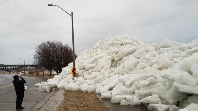 Dampak tsunami es di Fort Erie, Kanada.