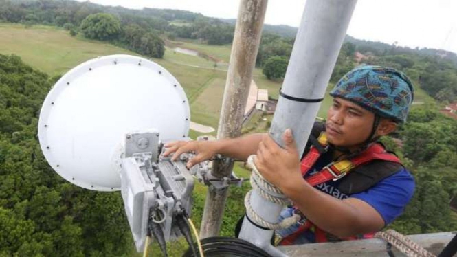 Teknisi XL Axiata mengecek jaringan.