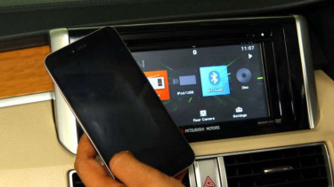 Ilustrasi pairing smartphone ke head unit Mitsubishi Xpander.