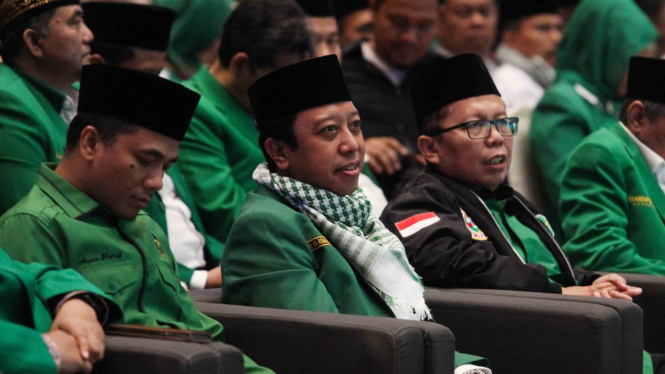 Mantan Ketua Umum Partai Persatuan Pembangunan (PPP) Romahurmuziy (kedua kiri).