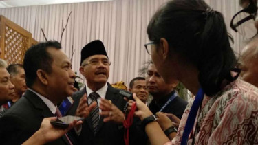  Ketua Mahkamah Agung (MA), Hatta Ali (tengah)