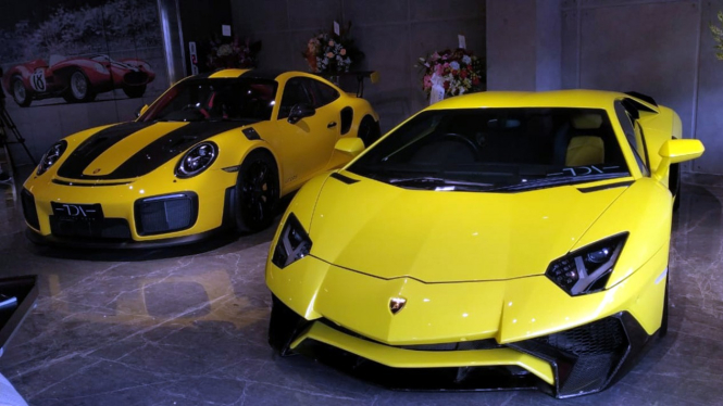 Mobil mewah bekas di ruang pamer TDA Luxury Toys