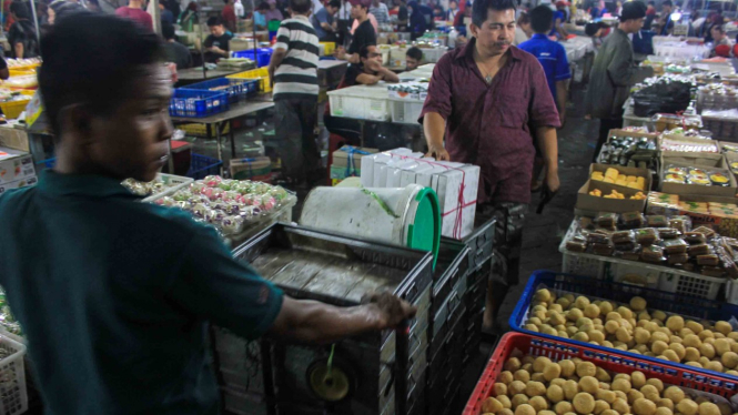 Pedagang beraktivitas di Pasar Kue Subuh Senen, Jakarta Pusat, Rabu, 27 Februari 2019.