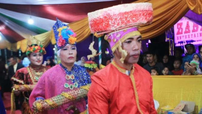 Tradisi Bissu di masyarakat Bugis kuno berlangsung ratusan tahun hingga era sebelum kemerdekaan RI. Kemudian tenggelam akibat upaya pembasmian Bissu dan mulai dihidupkan kembali tahun 1990an.