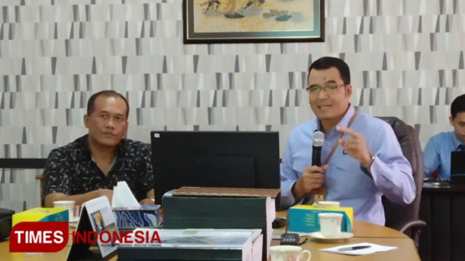 Kepala KPP Pratama Malang Heru Pamungkas Wibowo bersama dengan Ketua PWI Malang Raya Ariful Huda.(foto: Imadudin M/Times Indonesia)