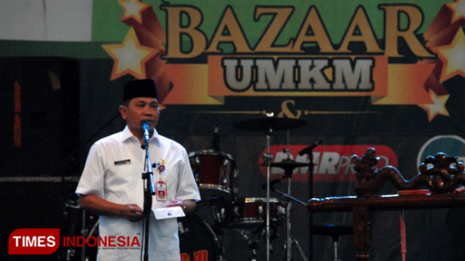 Kepala Biro Administrasi Kesejahteraan Sosial Setdaprov Jatim, Dr Hudiyono MSi membacakan sambutan Gubernur Jatim Dra Hj Khofifah Indar Parawansa  pada pembukaan Pasar Rakyat Muslimat NU di Kota Batu, Rabu (27/2/2019). (FOTO: Adhitya/TIMES Indonesia)