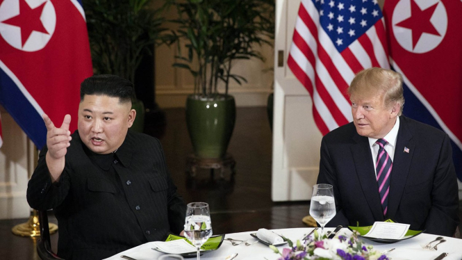 Pertemuan Pemimpin Korea Utara, Kim Jong-Un (kiri) dan Presiden Amerika Serikat, Donald Trump (kanan) di Hanoi, Vietnam