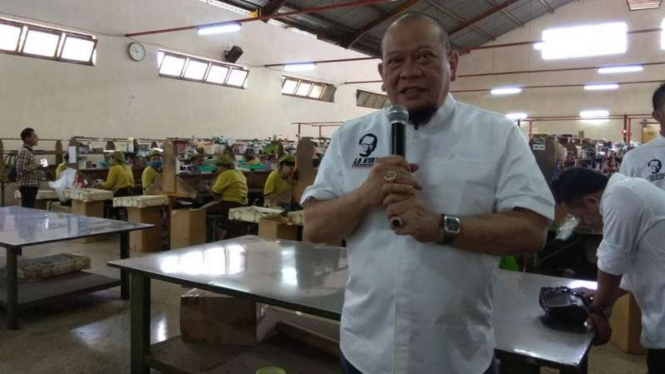 La Nyalla Mattalitti mengunjungi pabrik rokok Gandum di Malang.