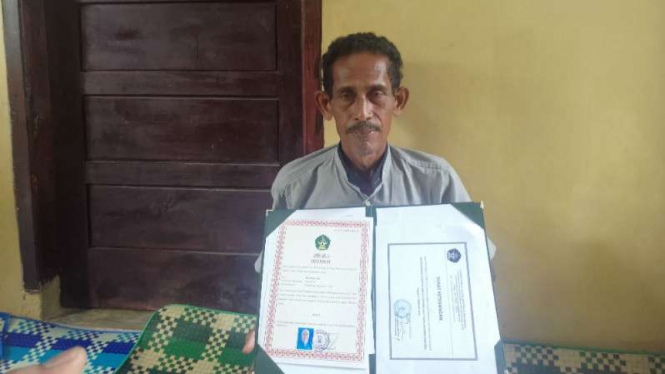 Bukhari, ayah Rina Maharami, mahasiswi UIN Arraniry di Banda Aceh yang wafat sebelum diwisuda, memperlihatkan ijazah putrinya kepada wartawan saat ditemui di rumahnya di Aceh Besar Kamis, 28 Februari 2019.