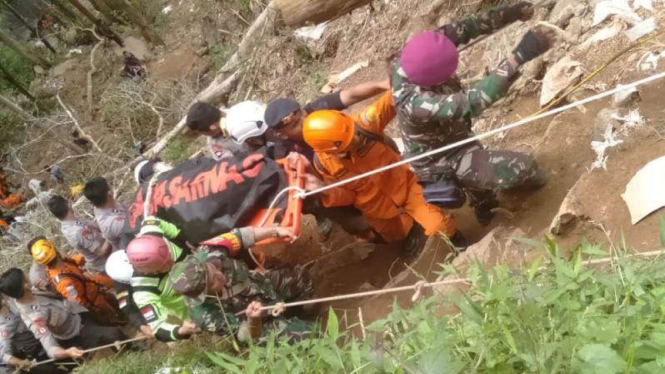 Proses evakuasi korban longsor di Bolaang Mongondow.