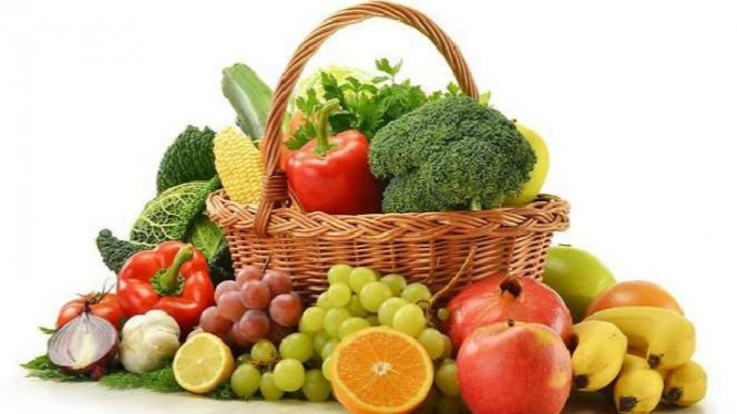 Sayur-mayur dan buah-buahan segar.