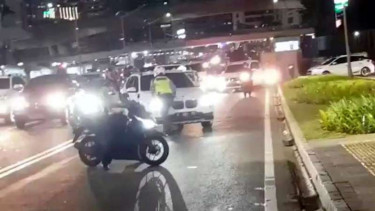 Mobil BMW diadang petugas polisi