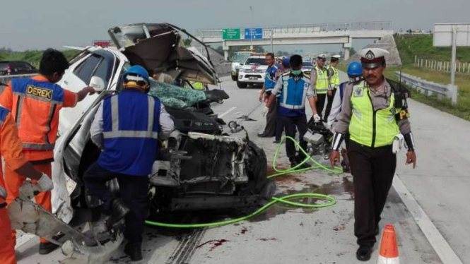 Ilustrasi Kecelakaan hebat melibatkan mobil Toyota Fortuner dengan truk terjadi di Kilometer 604/A Tol Madiun-Nganjuk, Jawa Timur, pada Jumat pagi, 1 Maret 2019.