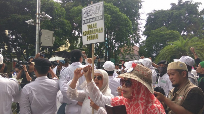 Massa FUI menggelar aksi unjuk rasa di depan kantor KPU.