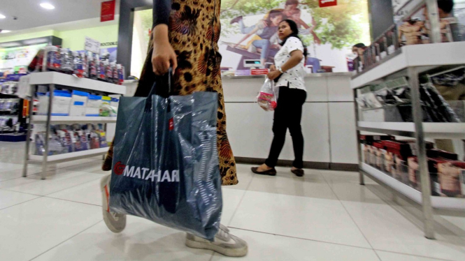 Pembeli membawa kantong plastik setelah berbelanja di salah satu gerai retail di Cibinong City Mall, Bogor, Jawa Barat, Jumat, 1 Maret 2019.