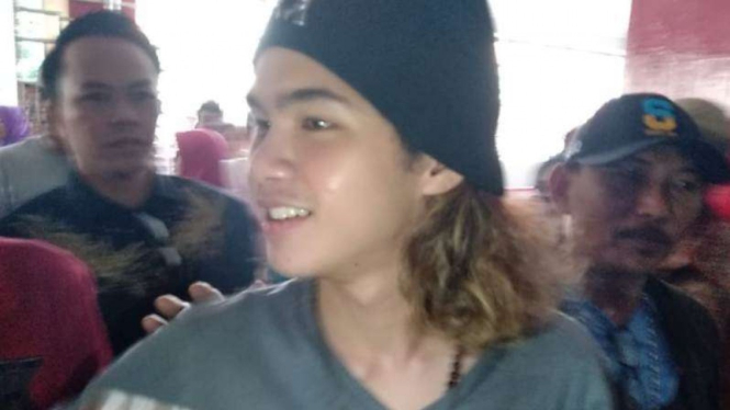 Abdul Qodir Jaelani atau Dul jenguk ayahnya, Ahmad Dhani.