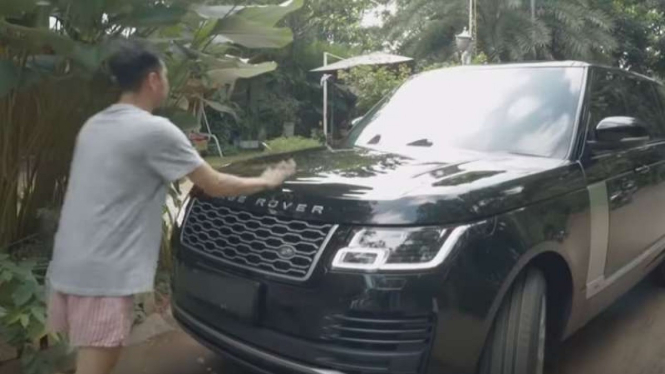 Raffi Ahmad dan mobil barunya