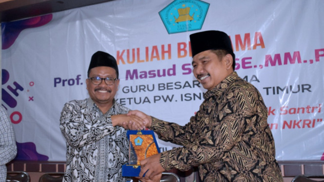 Guru besar Unisma, Prof M. Mas’ud Said saat mengisi kuliah umum di Sekolah Tinggi Agama Islam Darut Taqwa (STAIDA) Kabupaten Gresik. (FOTO: Istimewa).