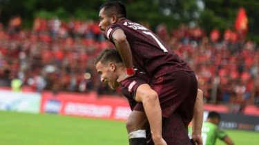 Pemain PSM merayakan gol.