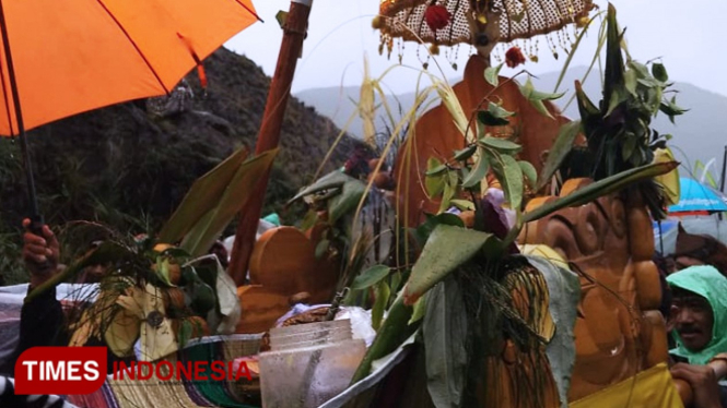 Upacara melasti di kaki bukit Widodaren. (FOTO: Humas Sukapura for TIMES Indonesia)