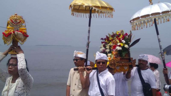 Ribuan umat Hindu  menggelar Upacara Melasti di Pantai Tanjung Pasir, Teluknaga.