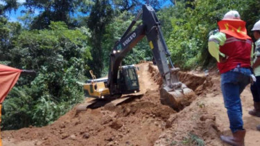 Proses evakuasi korban longsor di Bolaang Mongondow.