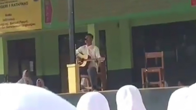 Menyanyi di atas panggung