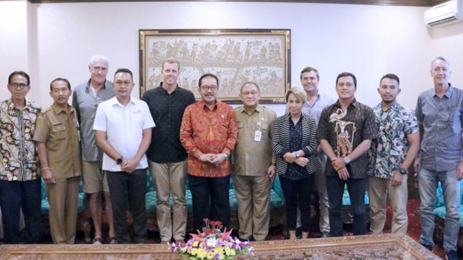 Commercial Director WSL Scott Hargreaves yang didampingi Sekjen PSOI Tipi Jabrik saat bertemu Wakil Gubernur Bali Tjokorda Oka Artha Ardhana Sukawati (Cok Ace) di Ruang Kerjanya, Denpasar, Bali, Senin (4/3/2019).(FOTO: IST/TIMES Indonesia)