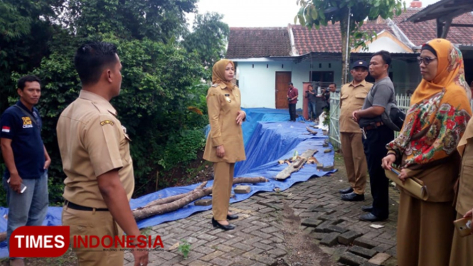 Bupati Jember dr. Hj. Faida, MMR, meninjau lokasi tanah longsor di Sungai Kalikerang Di Perum Griya Mangli RT 3 RW 5, Senin (4/3/2019). (Dody Bayu Prasetyo/TIMES Indonesia)