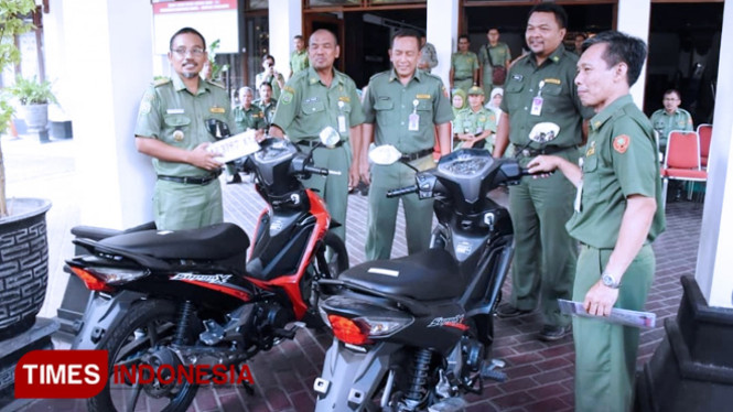 Sekda Bantul, Drs Helmi Jamharis secara simbolis menyerahkan sepeda motor kepada kecamatan dan OPD di lingkungan Pemkab Bantul, Senin (4/3/2019). (FOTO: Setda Bantul/TIMES Indonesia)