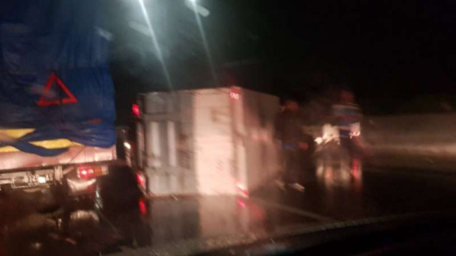 Truk terguling di Jagorawi.