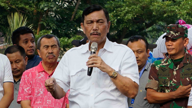 Menteri Koordinator Bidang Kemaritiman dan Investasi, Luhut Binsar Pandjaitan (tengah).