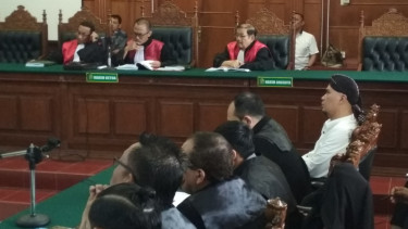 Terdakwa pencemaran nama baik Ahmad Dhani Prasetyo di Pengadilan Negeri Surabaya, Jawa Timur, pada Selasa, 5 Maret 2019.