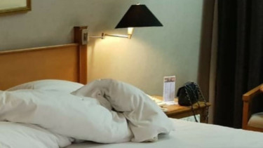 Tas wanita di kamar hotel saat penggerebekan Andi Arief