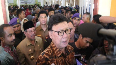 Mendagri Tjahjo Kumolo usai memberikan kuliah umum di Ternate, Maluku Utara