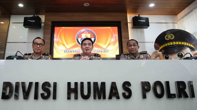 Kepala Divisi Humas Polri Irjen Pol M Iqbal (tengah) didampingi Karopenmas Divisi Humas Brigjen Pol Dedi Prasetyo (kiri) dan Kabag Pensat Divisi Polri Kombes Pol Yusri Yunus (kanan) memberikan keterangan pers