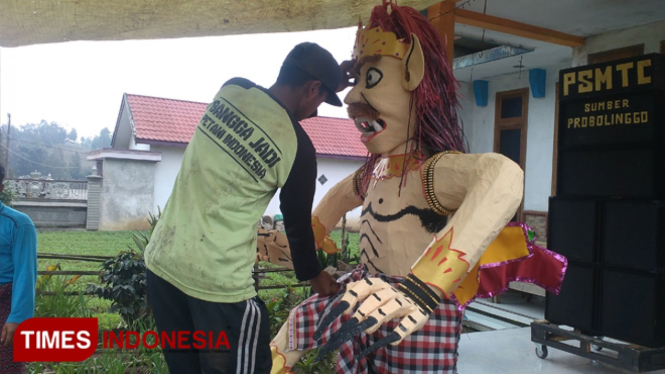 Warga Desa Pandansari, Sumber, Kabupaten Probolinggo menyiapkan ogoh-ogoh (foto: Iqbal/TIMES Indonesia)