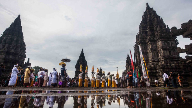 Sejumlah umat Hindu melakukan pradaksina saat prosesi upacara Tawur Agung Kesanga 2019 di Candi Prambanan, Sleman, DI Yogyakarta, Rabu, 6 Maret 2019.