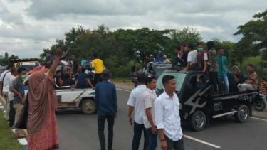 Warga Tanak Awu mengusir para pendemo Neno Warisman, Rabu (6/3/2019).