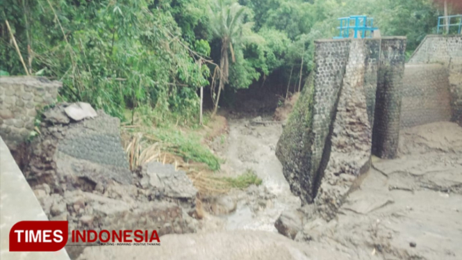 Kondisi terkini embung Hargosari setelah ambrol diterjang air. (Foto: Ardian Tri H/TimesIndonesia)