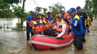 Gubernur Jawa Timur Khofifah kunjungin korban banjir. 