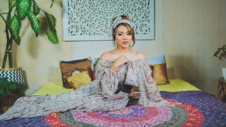 Gaya Busana Floral Ala Aurel Hermansyah yang Menggoda di Ranjang