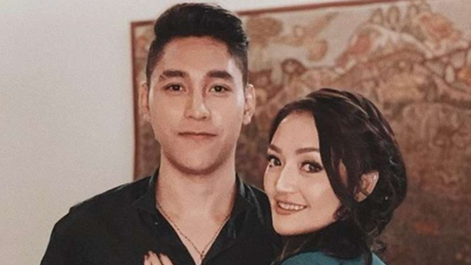 Siti Badriah dan sang suami.