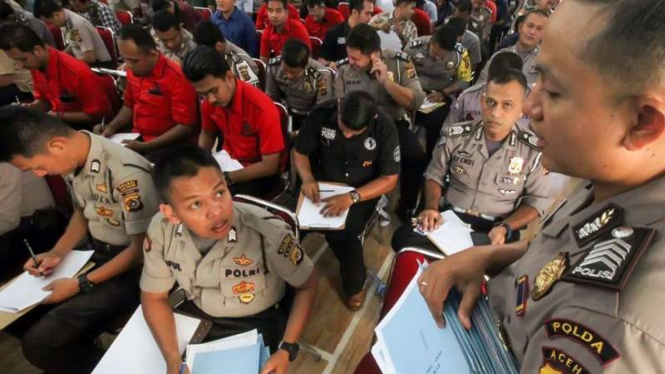 Personel polisi mengikuti serangkaian tes izin pemakaian senjata api.