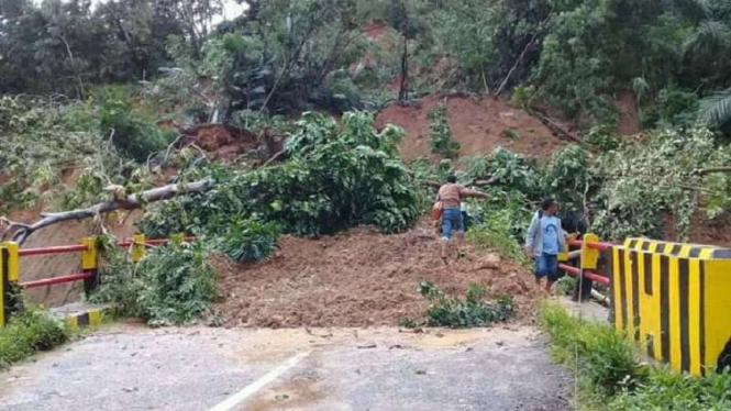 Longsor di jalur Trans Flores Manggarai Barat arah Labuan Bajo