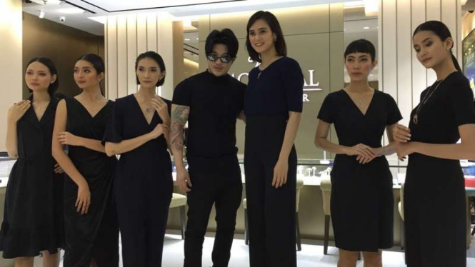 Tex Saverio (tengah)