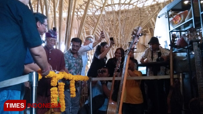 Pembuka pameran gitar ukir karya Wayan Tuges  resmi di buka olehAsisten III Administrasi Umum Cokorda Raka Darmawan, Sabtu (9/3).(FOTO: Khadafi/TIMES Indonesia)
